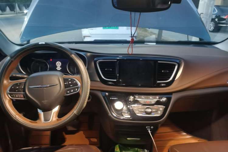 Used Chrysler Grand Voyager 2017 3.6L Premium Edition Center Console