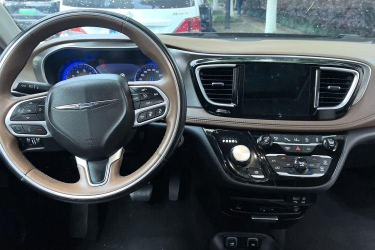 Used Chrysler Grand Voyager 2017 3.6L Premium Edition Center Console