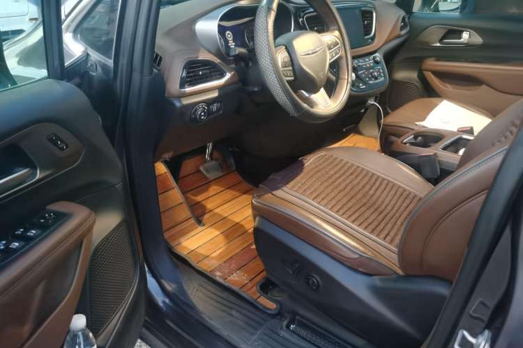 Used Chrysler Grand Voyager 2017 3.6L Premium Edition Driver Seat
