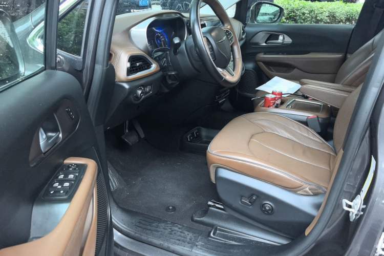 Used Chrysler Grand Voyager 2017 3.6L Premium Edition Driver Seat