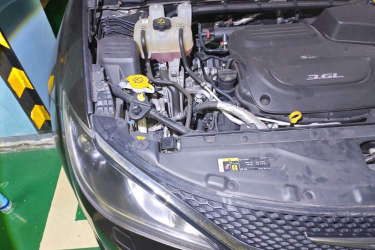 Used Chrysler Grand Voyager 2017 3.6L Premium Edition Engine Bay Right