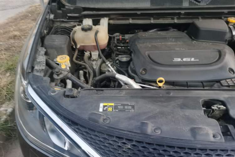 Used Chrysler Grand Voyager 2017 3.6L Premium Edition Engine Bay Right