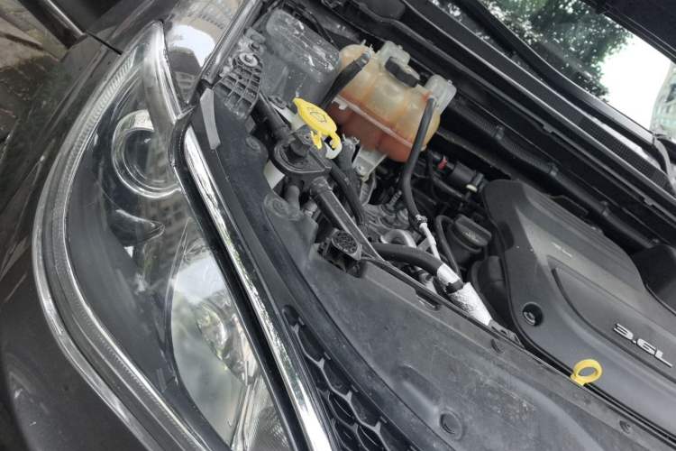 Used Chrysler Grand Voyager 2017 3.6L Premium Edition Engine Bay Right