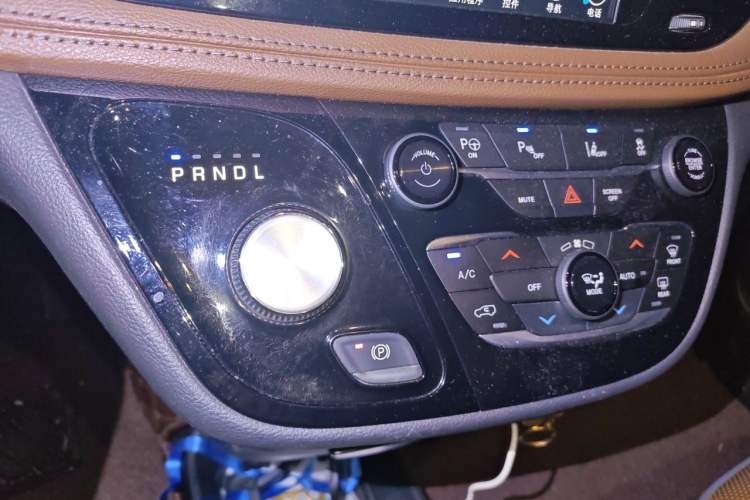 Used Chrysler Grand Voyager 2017 3.6L Premium Edition Gear Lever