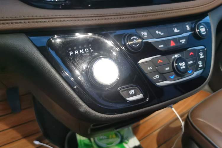 Used Chrysler Grand Voyager 2017 3.6L Premium Edition Gear Lever