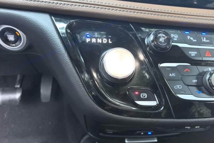 Used Chrysler Grand Voyager 2017 3.6L Premium Edition Gear Lever