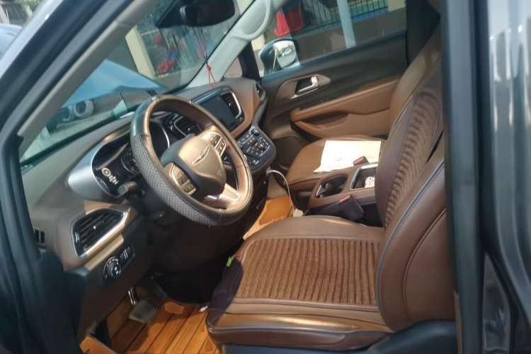 Used Chrysler Grand Voyager 2017 3.6L Premium Edition Left Front Seat
