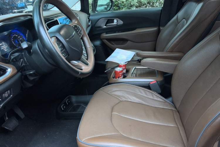 Used Chrysler Grand Voyager 2017 3.6L Premium Edition Left Front Seat