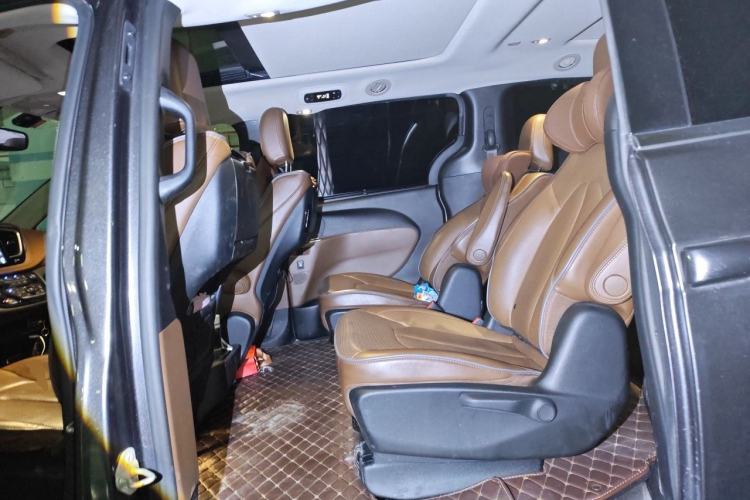 Used Chrysler Grand Voyager 2017 3.6L Premium Edition Left Rear Seat