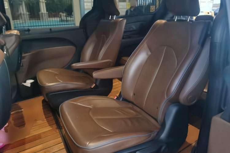 Used Chrysler Grand Voyager 2017 3.6L Premium Edition Left Rear Seat