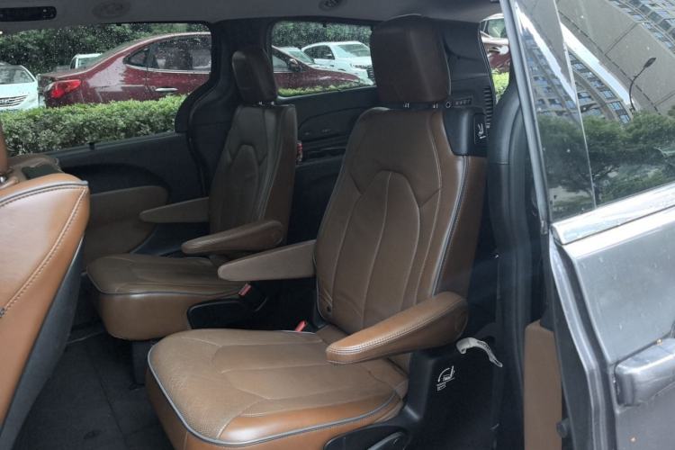 Used Chrysler Grand Voyager 2017 3.6L Premium Edition Left Rear Seat