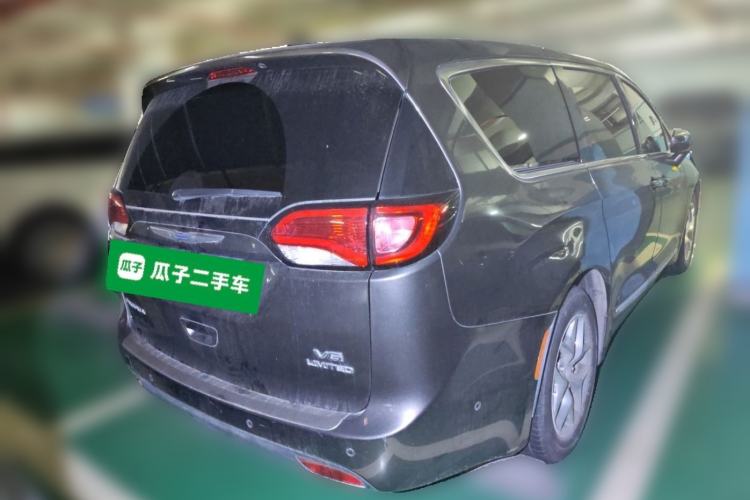 Used Chrysler Grand Voyager 2017 3.6L Premium Edition Rear Right 45 Deg