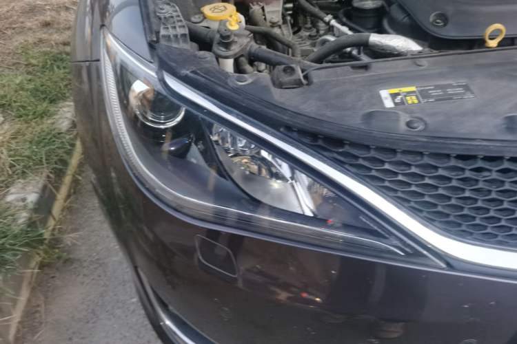Used Chrysler Grand Voyager 2017 3.6L Premium Edition Right Front Headlight