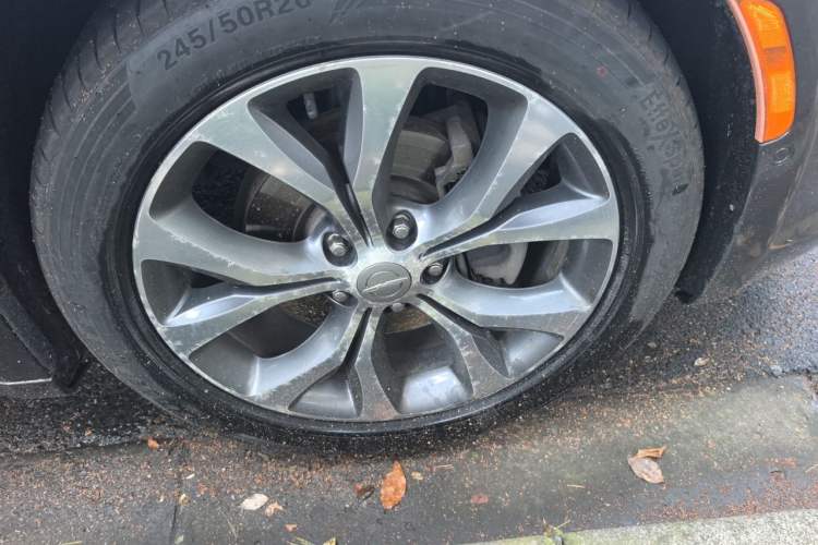 Used Chrysler Grand Voyager 2017 3.6L Premium Edition Right Front Wheel Hub
