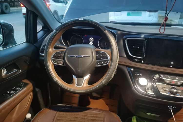 Used Chrysler Grand Voyager 2017 3.6L Premium Edition Steering Wheel