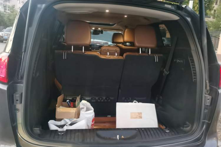 Used Chrysler Grand Voyager 2017 3.6L Premium Edition Trunk
