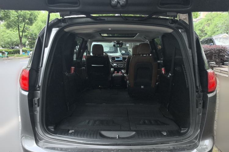 Used Chrysler Grand Voyager 2017 3.6L Premium Edition Trunk