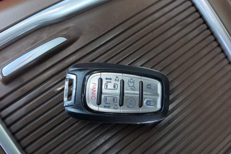 Used Chrysler Grand Voyager 2017 3.6L Premium Edition Vehicle Key