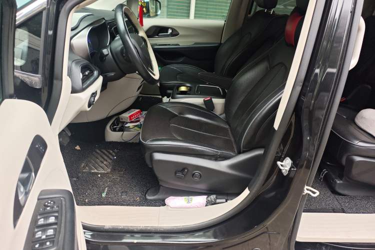 Used Chrysler Grand Voyager 2017 3.6L Premium Edition Driver Seat