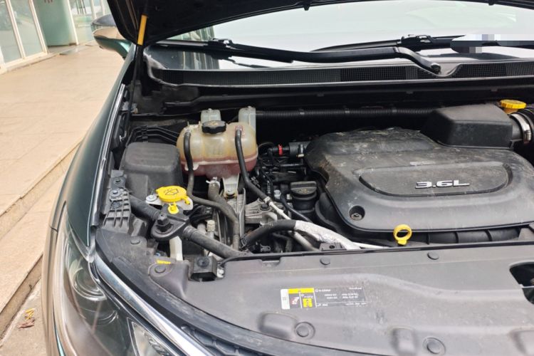 Used Chrysler Grand Voyager 2017 3.6L Premium Edition Engine Bay Right
