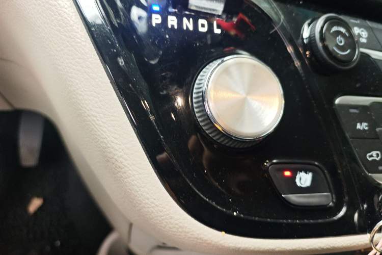 Used Chrysler Grand Voyager 2017 3.6L Premium Edition Gear Lever