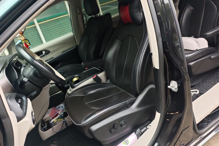 Used Chrysler Grand Voyager 2017 3.6L Premium Edition Left Front Seat