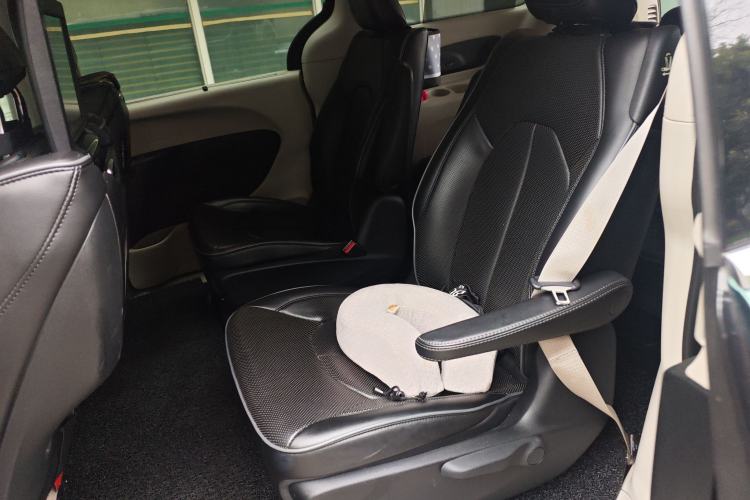 Used Chrysler Grand Voyager 2017 3.6L Premium Edition Left Rear Seat
