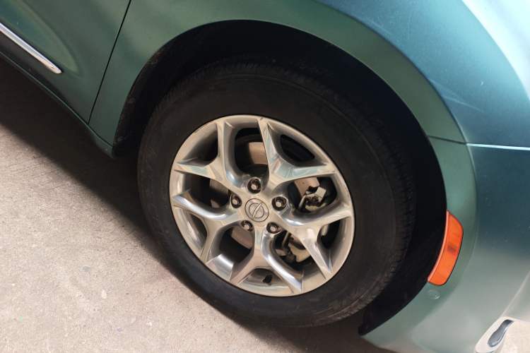 Used Chrysler Grand Voyager 2017 3.6L Premium Edition Right Front Wheel Hub