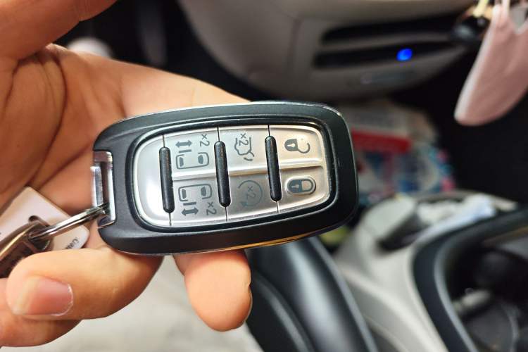 Used Chrysler Grand Voyager 2017 3.6L Premium Edition Vehicle Key