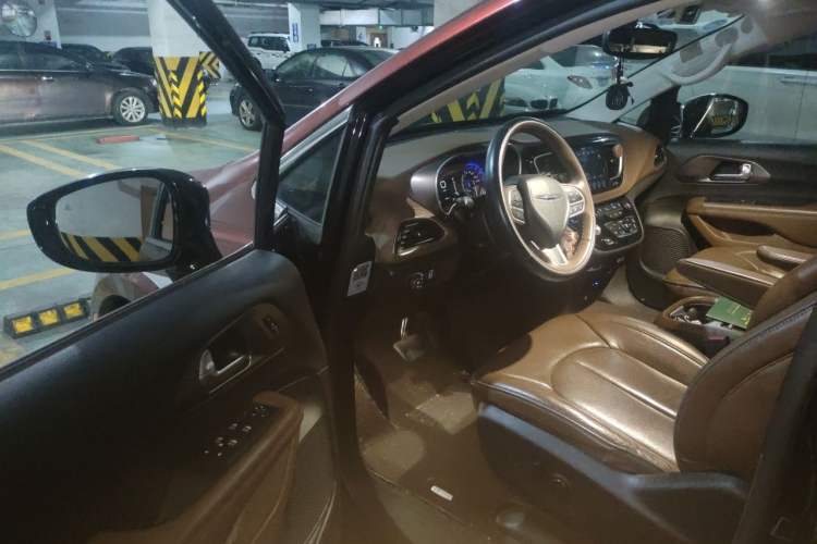 Used Chrysler Grand Voyager 2017 3.6L Premium Edition Driver Seat