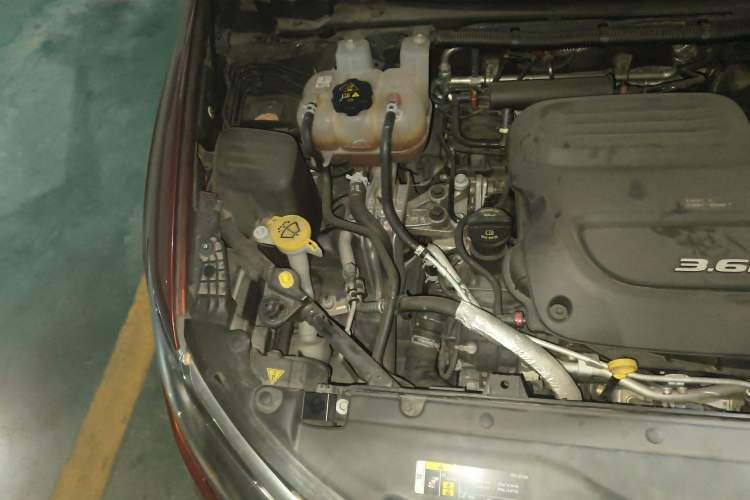 Used Chrysler Grand Voyager 2017 3.6L Premium Edition Engine Bay Right