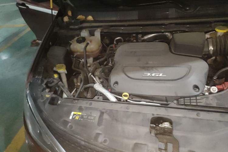 Used Chrysler Grand Voyager 2017 3.6L Premium Edition Engine Bay Right