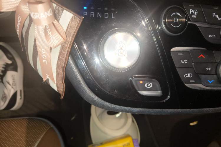 Used Chrysler Grand Voyager 2017 3.6L Premium Edition Gear Lever