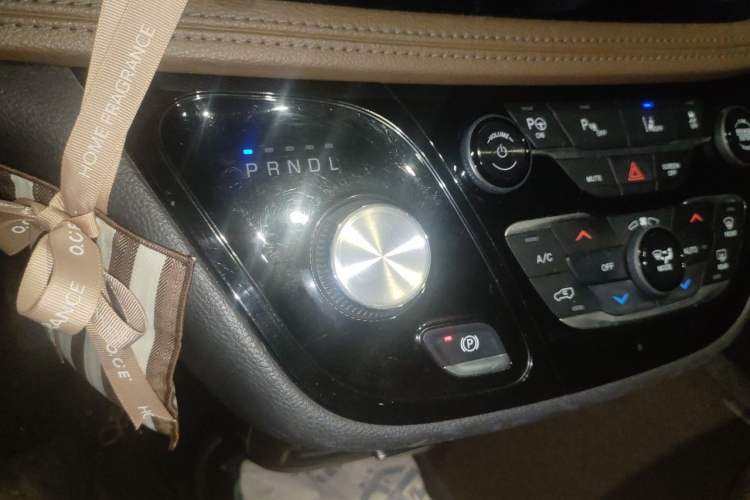 Used Chrysler Grand Voyager 2017 3.6L Premium Edition Gear Lever