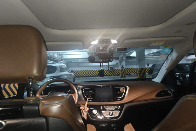 Used Chrysler Grand Voyager 2017 3.6L Premium Edition Headliner