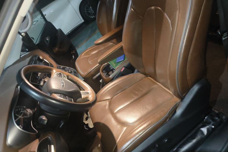 Used Chrysler Grand Voyager 2017 3.6L Premium Edition Left Front Seat