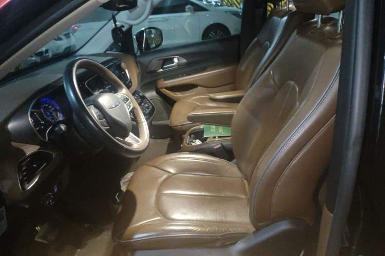 Used Chrysler Grand Voyager 2017 3.6L Premium Edition Left Front Seat