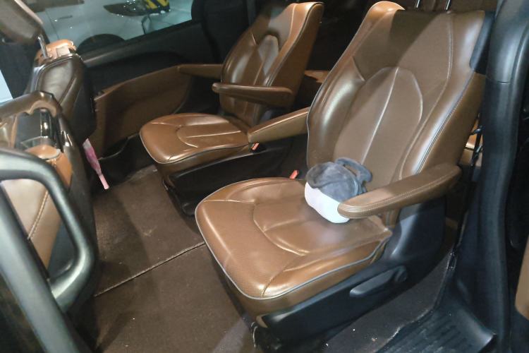 Used Chrysler Grand Voyager 2017 3.6L Premium Edition Left Rear Seat