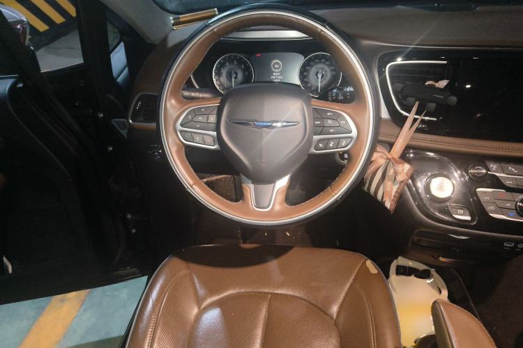 Used Chrysler Grand Voyager 2017 3.6L Premium Edition Steering Wheel
