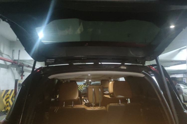 Used Chrysler Grand Voyager 2017 3.6L Premium Edition Trunk