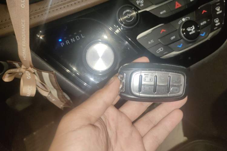 Used Chrysler Grand Voyager 2017 3.6L Premium Edition Vehicle Key