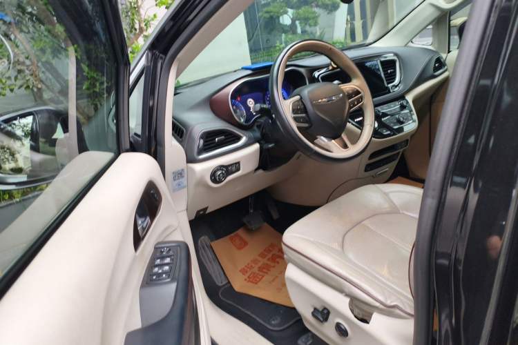 Used Chrysler Grand Voyager 2017 3.6L Premium Edition Driver Seat