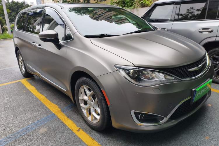 Used Chrysler Grand Voyager 2017 3.6L Premium Edition Front Right 45 Deg