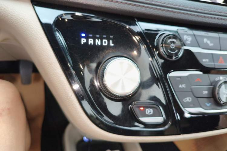 Used Chrysler Grand Voyager 2017 3.6L Premium Edition Gear Lever