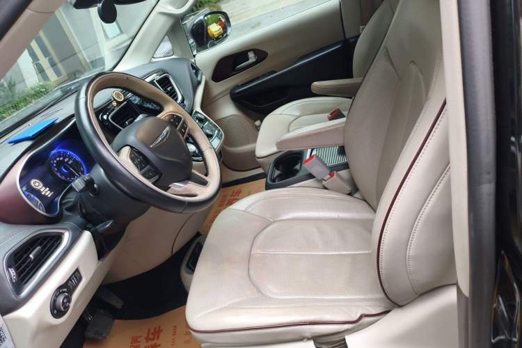 Used Chrysler Grand Voyager 2017 3.6L Premium Edition Left Front Seat