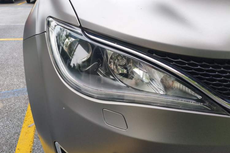 Used Chrysler Grand Voyager 2017 3.6L Premium Edition Right Front Headlight