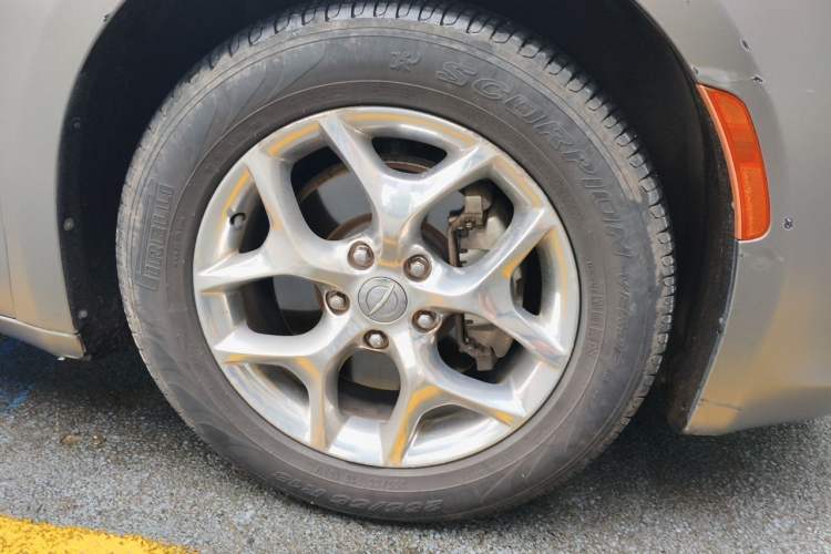 Used Chrysler Grand Voyager 2017 3.6L Premium Edition Right Front Wheel Hub