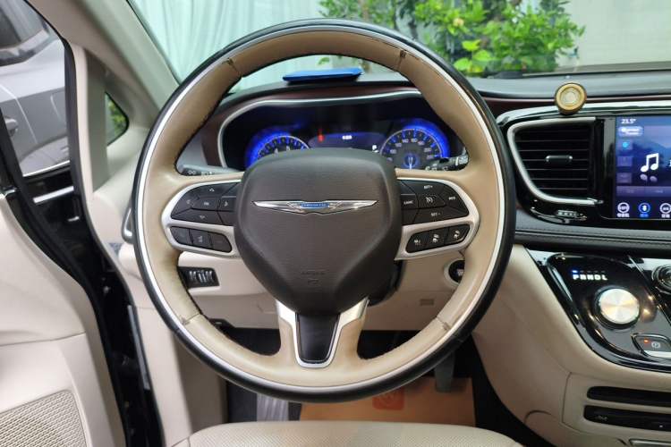 Used Chrysler Grand Voyager 2017 3.6L Premium Edition Steering Wheel