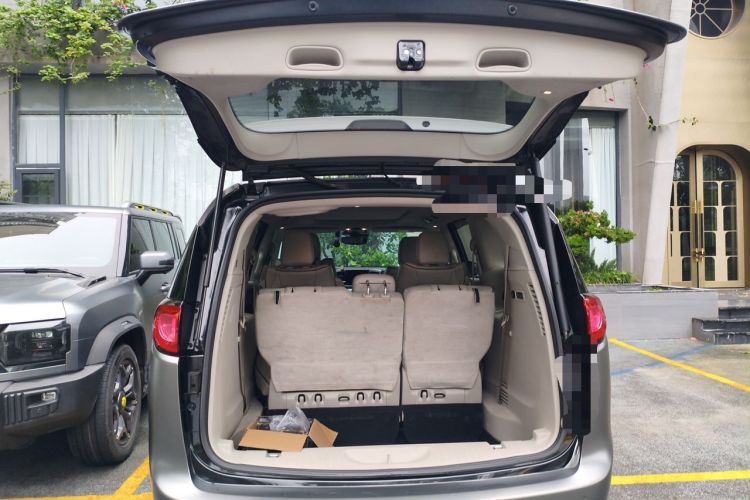 Used Chrysler Grand Voyager 2017 3.6L Premium Edition Trunk