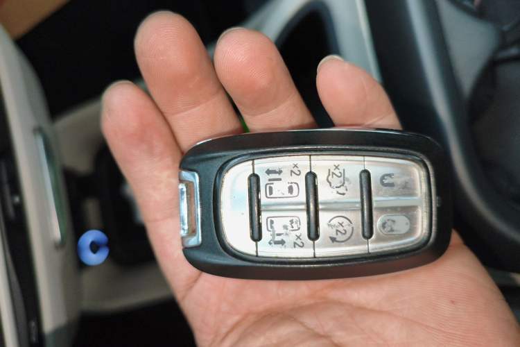 Used Chrysler Grand Voyager 2017 3.6L Premium Edition Vehicle Key